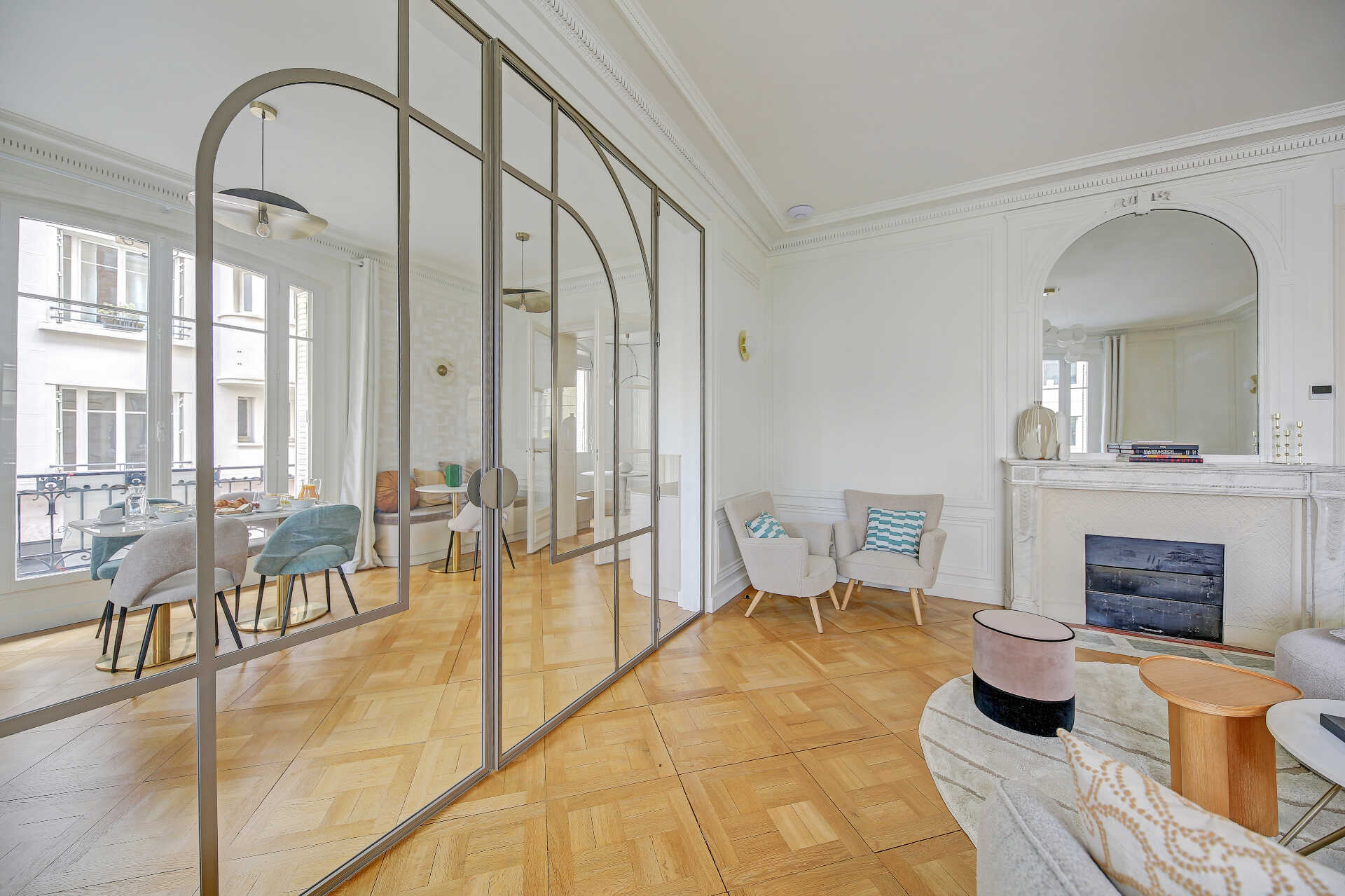 Vue d’ensemble des espaces communs avec portes vitrées Art Déco