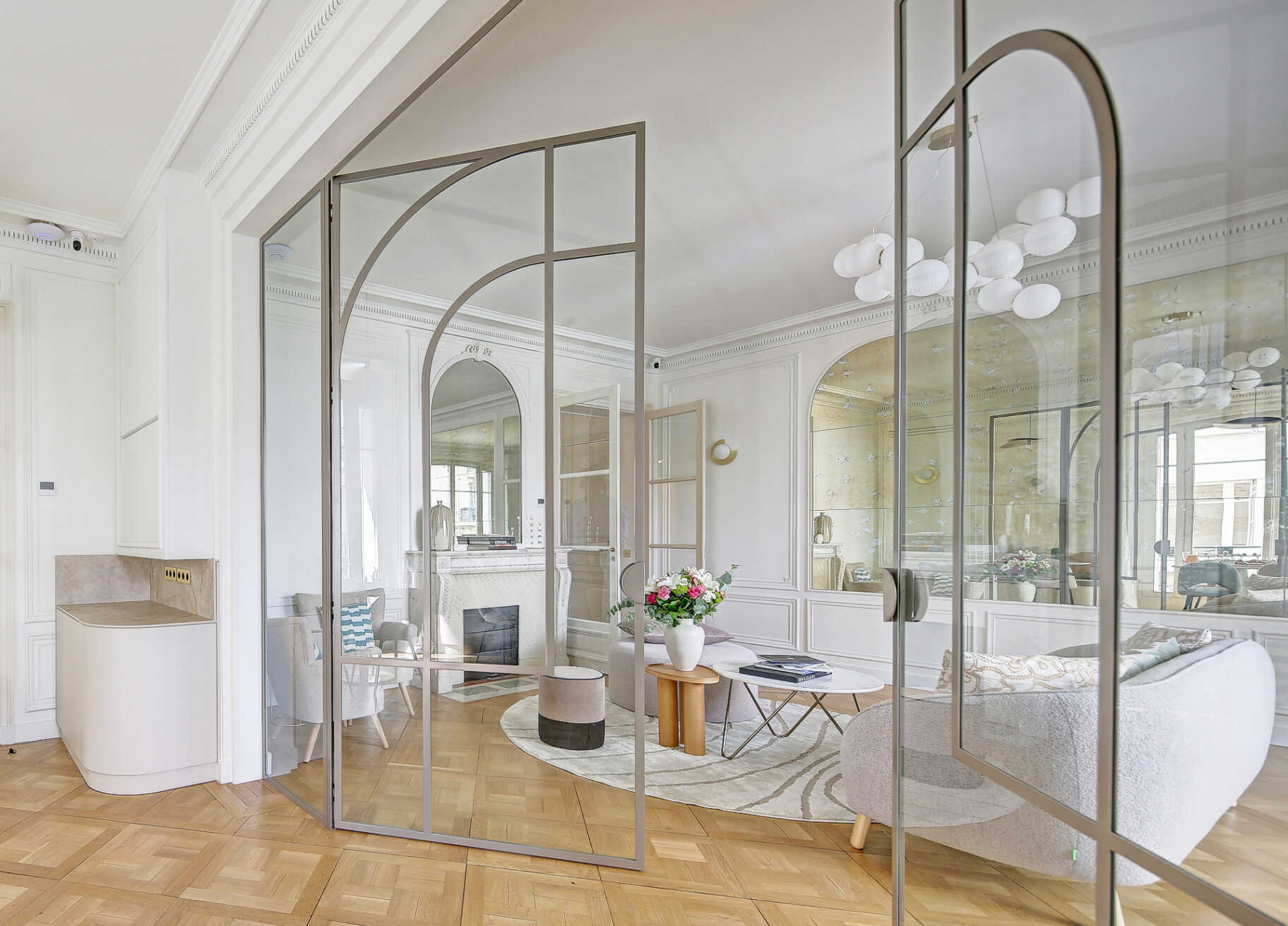 Transition élégante entre le salon et la salle à manger